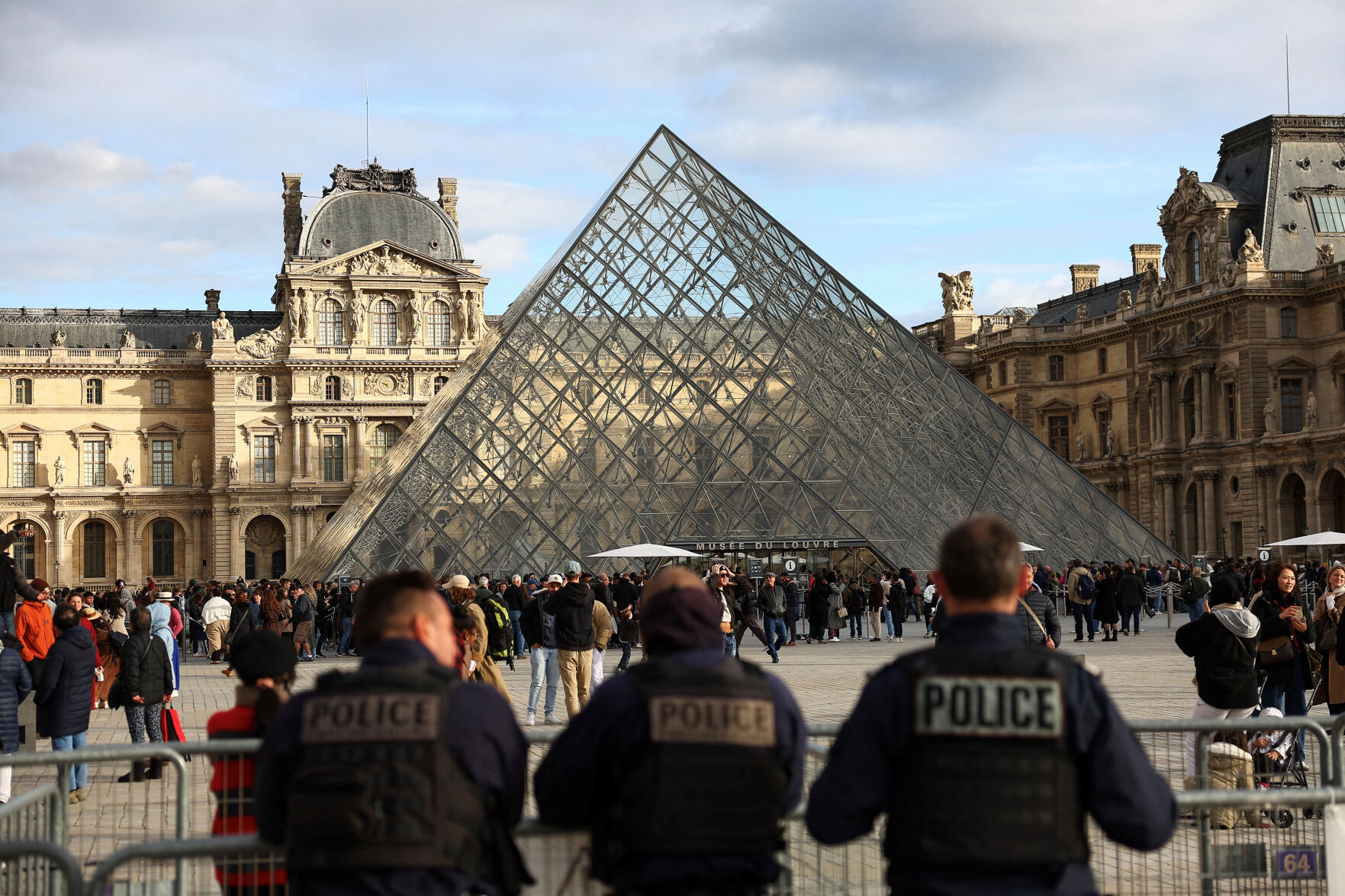 Ex-thief says he warned Louvre of security weaknesses around crown jewels